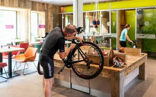 Hotels mit Gadgets wie einer Werkbank, massgeschneiderten Tourenvorschlägen oder exklusiven Ladestationen für E-Bikes punkten bei der Biker-Community.