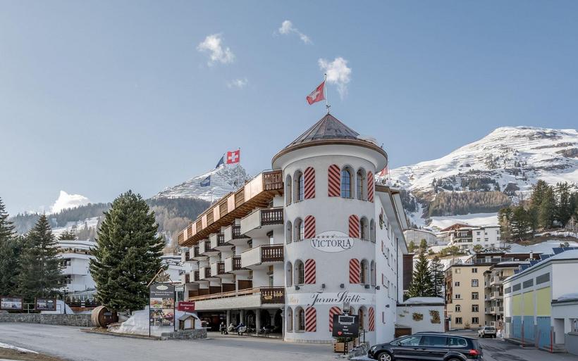 Hotel mit Turm in den Schweizer Bergen