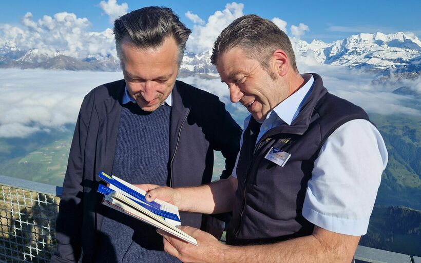 Lukas Bärfuss und Urs Wohler auf dem Niesen.