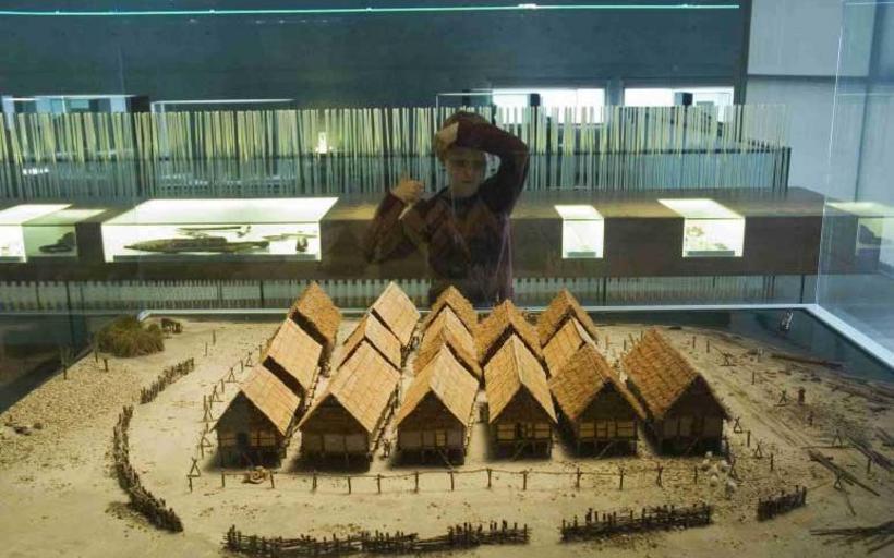 Rekonstruktion des Pfahlbaudorfes Cortaillod-Est am Neuenburgersee