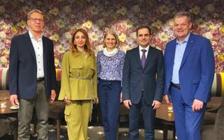 Hotelstars Union begrüsst Aserbaidschan als Vollmitglied (v.l.): Thomas Allemann, Schweiz, Gunay Saglam, Aserbaidschan, Maria Dinböck, Österreich, Rashad Aliyev, Aserbaidschan, und Markus Luthe, Deutschland.
