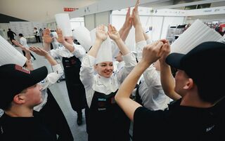 Die Junioren-Kochnati freut sich über ihre erste Goldmedaille an der Olympiade der Köche.