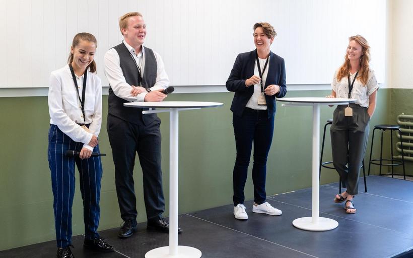 Jessica Marti, NextGen. Hospitality Camp, Noah Doerre, NextGen. Hospitality Camp, Karoline Niggli, Team Manager YOURCAREERGROUP Schweiz GmbH, und Liska Bernet, Gründerin Glocal Roots, diskutieren am Hospitality Summit in der Halle 550.