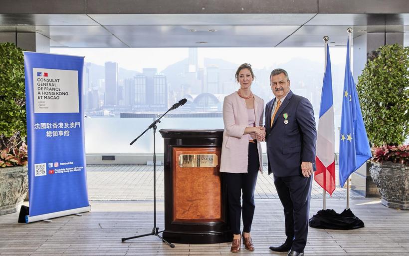 Der Group Executive Chef der «The Peninsula»-Hotels Florian Trento tritt zurück. Im Bild nimmt er die Auszeichnung «Chevalier du Mérite Agricole» durch Christile Drulhe entgegen.