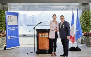 Der Group Executive Chef der «The Peninsula»-Hotels Florian Trento tritt zurück. Im Bild nimmt er die Auszeichnung «Chevalier du Mérite Agricole» durch Christile Drulhe entgegen.