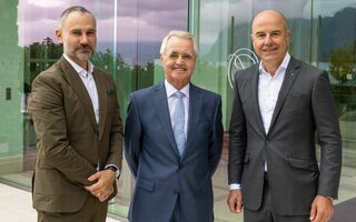 Urs Langenegger, CEO Hospitality Visions Lake Lucerne AG, Peter Pühringer, Investor und Visionär der Pühringer Foundation, mit Daniel Salzmann, CEO Luzerner Kantonalbank und Jurymitglied des Tourismus Awards (v.l.)