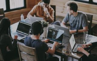 Alleine am Schreibtisch sitzen war gestern. Heute wird zusammengesessen – und dabei viel kommuniziert.