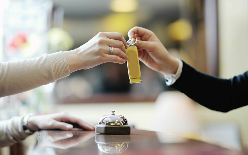 Übergabe eines Hotelzimmerschlüssels