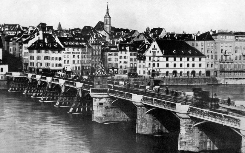 Brücke über Fluss in Basel
