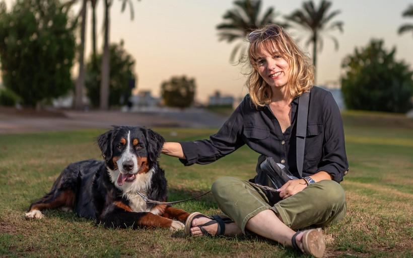 Hotelière Simone Höch mit ihrer treuen Begleiterin, Hündin Winnie.