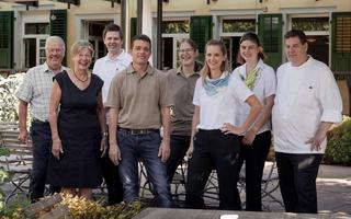 Gruppenbild Familie Hasen Egnach: Die Eltern Martin und Thérèse Hasen, Sohn Matthias, Schwiegersohn Urs, Tochter Christine, die Schwiegertöchter Jennifer und Nicole sowie Sohn Thomas (v. l.). 