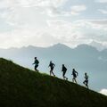 Frühling, Sommer und Herbst – Trailrunner auf dem Weg zur Tschentenalp ob Adelboden.