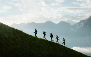 Frühling, Sommer und Herbst – Trailrunner auf dem Weg zur Tschentenalp ob Adelboden.