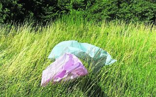 Plastiktüten auf einer grünen Wiese