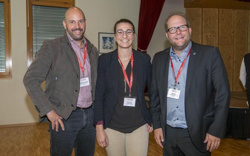 Die beiden Co-Präsidenten des Walliser Hoteier-Verein Oliver Andenmatten und Lara Berra mit Beat Eggel, Geschäftsführer Walliser Hotelier-Verein (v.l)