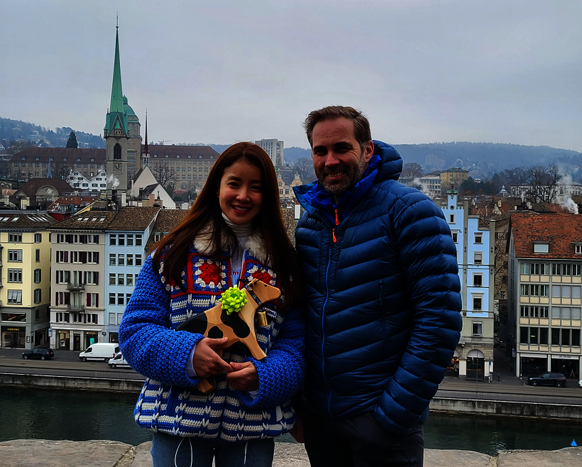 Markenbotschafterin Lee Si-young mit Martin Nydegger, Direktor von Schweiz Tourismus.
