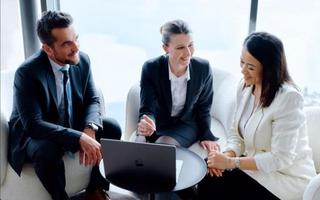 professionnels en discussion