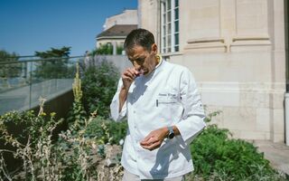 Le chef Jérôme Baxas hume une plante