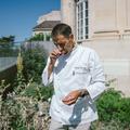 Le chef Jérôme Baxas hume une plante