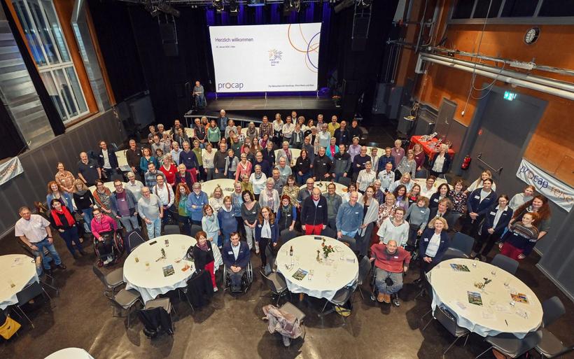 Rund 100 Freiwillige, Spenderinnen und Spender sowie das Procap-Team kamen anlässlich des 30-Jahre-Jubiläums zusammen.