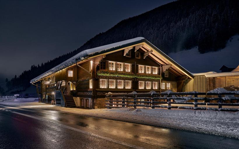 Chlösterli Gstaad von aussen bei Nacht