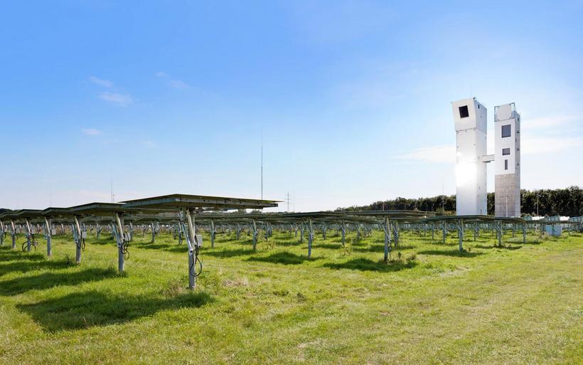 Spiegel lenken das Sonnenlicht zur Spitze des Turms. Durch die Energie entsteht in einem Reaktor Synthesegas, das zu synthetischem Kerosin raffiniert werden kann. Pilotanlage von Synhelion in Jülich, Deutschland.