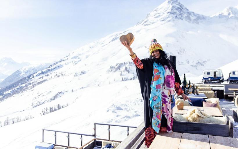 Najat Kaanache in den weissen Engadiner Bergen. .