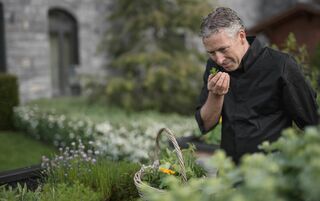 Martin Göschel, Executive Chef im «The Alpina Gstaad», lässt sich von Garten, Wald und Wiese inspirieren.