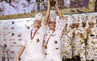 Gewinner der Trophäe «Goldener Koch 2025» João Coelho (r.) zusammen mit seinem Commis Bruno Schneider.