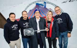 Pascal Jenny, Präsident Arosa Tourismus, Tourismusdirektor Roland Schuler, Bundesrat Guy Parmelin, Vizedirektorin Marion Schmitz und Frank Baumann posieren mit der «Humorschaufel».