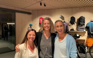 Vize-Präsidentin Virginie Faivre mit der neu gewählten Schneesportinitiative Schweiz-Präsidentin, Fränzi Aufdenblatten, und der bisherigen Amtsinhaberin, Tanja Frieden (v.l.)