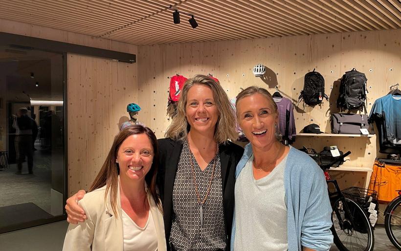 Vize-Präsidentin Virginie Faivre mit der neu gewählten Schneesportinitiative Schweiz-Präsidentin, Fränzi Aufdenblatten, und der bisherigen Amtsinhaberin, Tanja Frieden (v.l.)