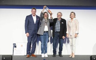 Preisübergabe: Casimir Platzer, Präsident Gastro Suisse, zusammen mit den Gewinnern und Gastgebern des Hotel Salwideli in Sörenberg, Carolina Rüegg und Luzi Tischhauser, und Ständerätin Andrea Gmür (v.l.)