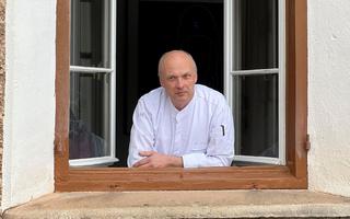 Rüdiger König, neuer Küchenchef eim Hotel Castell von Zuoz, schaut zum Fenster raus.