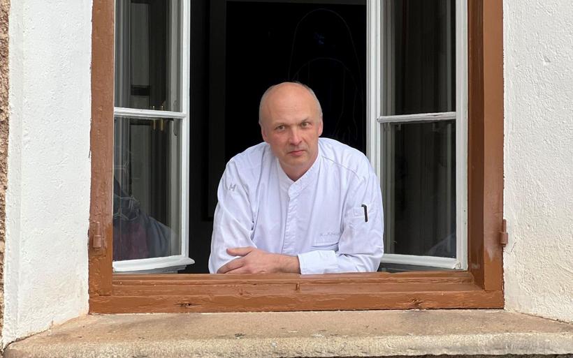 Rüdiger König, neuer Küchenchef eim Hotel Castell von Zuoz, schaut zum Fenster raus.