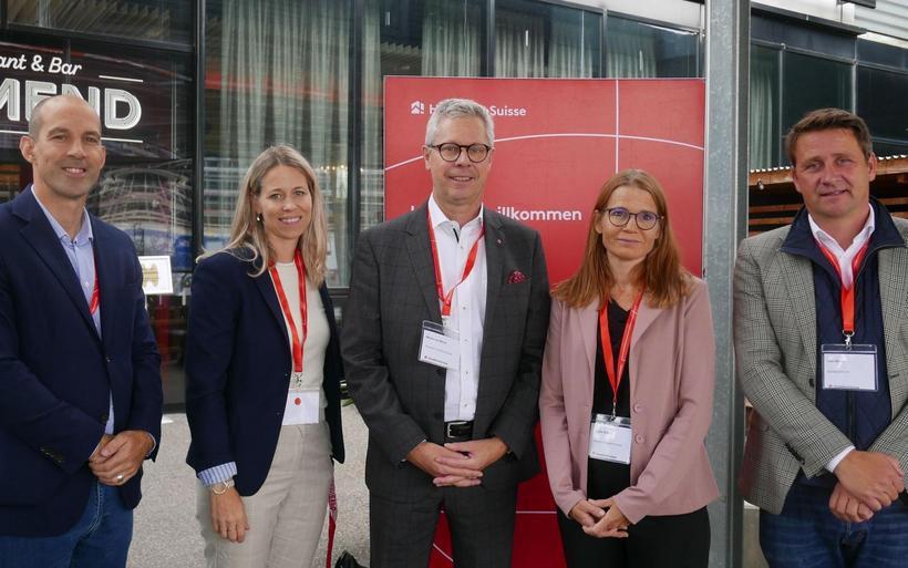 Oliver Vrieze, Bern Expo AG, Ingrid Walker, Bern Expo AG, Martin von Moos, Präsident HotellerieSuisse, Nicole Brändle, Direktorin HotellerieSuisse, Tom Winter, Bern Expo AG (v.l.).