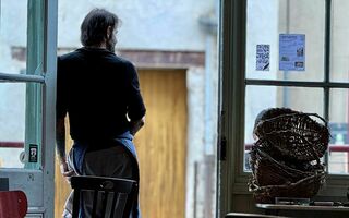 La silhouette de Pierre Jancou dans son habit de restaurateur au Café des Sports, de Padern, dans un village des Hautes Corbières.