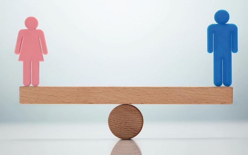 Femme et homme sur une balance