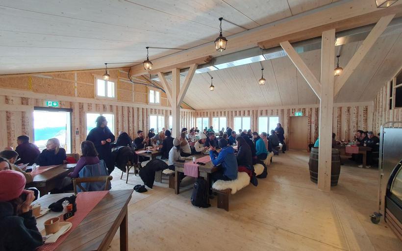 Temporäres Carnozet aus Holz von Glacier 3000.