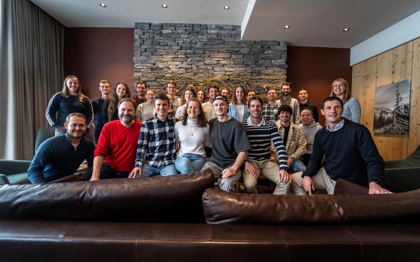 : Die Sportstudentinnen und Sportstudenten der Uni Bern mit (in der unteren Reihe): Dr. Pascal Stegmann (ganz links), Marc Ungerer, Geschäftsführer Jungfrau Region Tourismus AG (2. von links), Dr. Christian Moesch (4. von rechts) und Prof. Dr. Siegfried Nagel (ganz rechts).