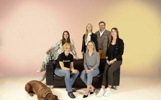 Das Spycher Burger Gang Team: Martina Gautschi CMO, Luna Schertenleib, Assistentin CEO und CEO Matthias Spycher (hintere Reihe),   Franziska Kaiser, General Managerin, Noëlle Loeffel, CFO, und Jennifer Spycher, CHRO, (vordere Reihe, v.l.)