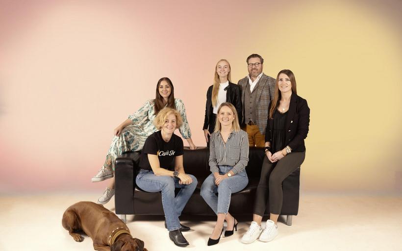 Das Spycher Burger Gang Team: Martina Gautschi CMO, Luna Schertenleib, Assistentin CEO und CEO Matthias Spycher (hintere Reihe),   Franziska Kaiser, General Managerin, Noëlle Loeffel, CFO, und Jennifer Spycher, CHRO, (vordere Reihe, v.l.)