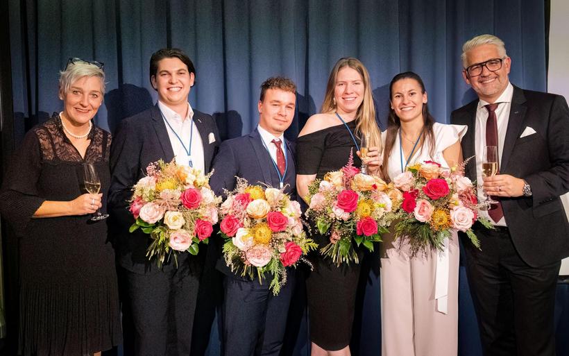 Abschluss mit Bestnoten (v.l.n.r.): Christa Augsburger (SHL Direktion), Manuel Bignasca, Stefan Studer, Nanda Brägger, Daria Peter, Timo Albiez (Stv. SHL Direktion)