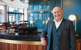 Matthias Ramer ist seit 2002 General Manager des Hotel Seidenhof in Zürich, 2020 übernahm er zusätzlich die Leitung des Sorell Hotel St. Peter.