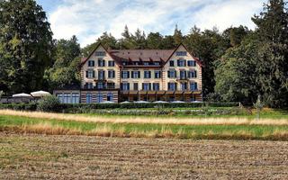 Hotel mit Landwirtschaftsfläche