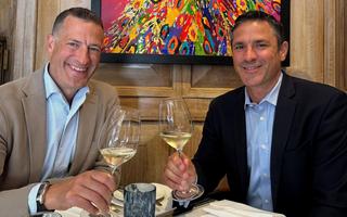 Philipp (l.) und Mark Mosimann im legendären Mosimannʼs Clubin London.