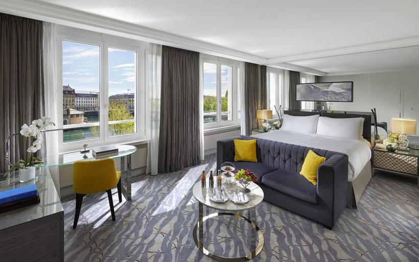 Les tons estivaux et les matériaux locaux de la nouvelle suite Deluxe du Mandarin Oriental, à Genève.