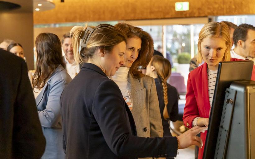 Gäste am Lobby Kiosk