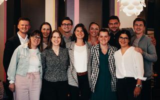 Junge Personen aus der Tourismusbranche