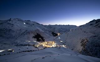 Andermatt Ursern Tal im Winter bei Dämmerung